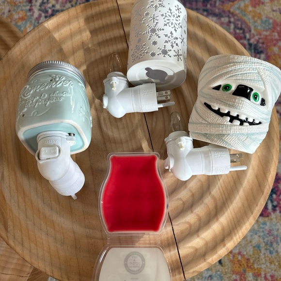 3 plug ins with wax melt - Picture 2 of 3